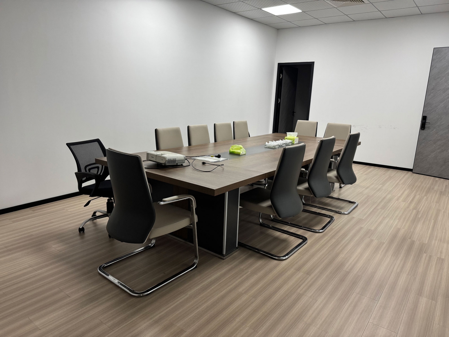 辦公環(huán)境內(nèi)景會議室展示